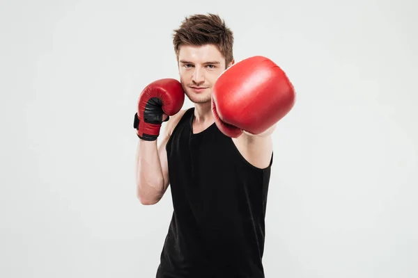 Concentrado joven deportista boxeador — Foto de Stock