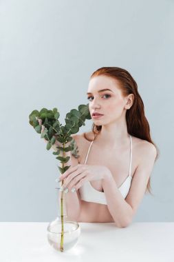 Genç Kızıl saçlı kız holding okaliptüs