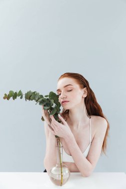 Güzel bir genç Kızıl saçlı kızın oturan moda portre