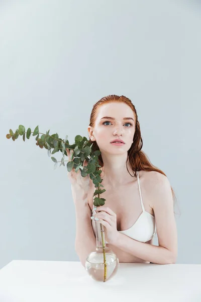 Modeporträt eines schönen rothaarigen Mädchens — Stockfoto