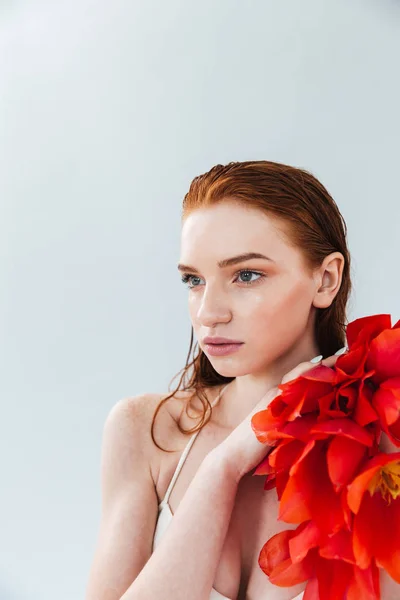 Nahaufnahme Porträt einer rothaarigen Frau mit Tulpenblumen — Stockfoto