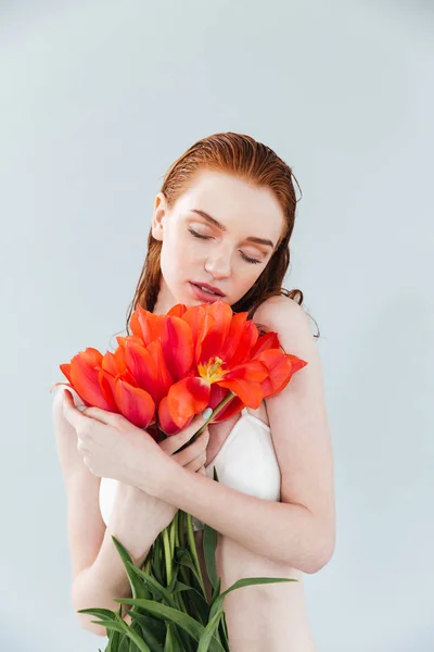 Retrato de uma jovem mulher bonita segurando buquê de tulipas — Fotografia de Stock