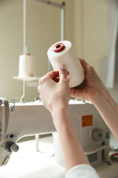 Primer plano de la mujer utilizando la máquina de coser — Foto de Stock