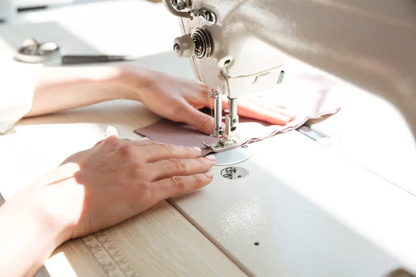 Primer plano de costurera con máquina de coser — Foto de Stock