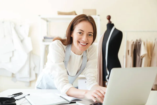 Seamstress usando laptop para trabalho — Fotografia de Stock