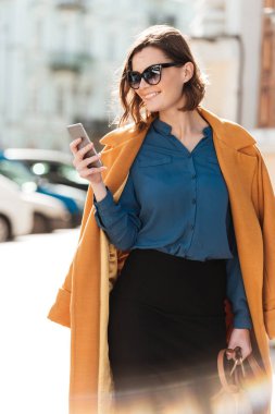 Gülümseyen güneş gözlüğü ve ceket genç kadın