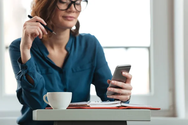 Cropped image of a woman at the cafe table — Stock Photo, Image