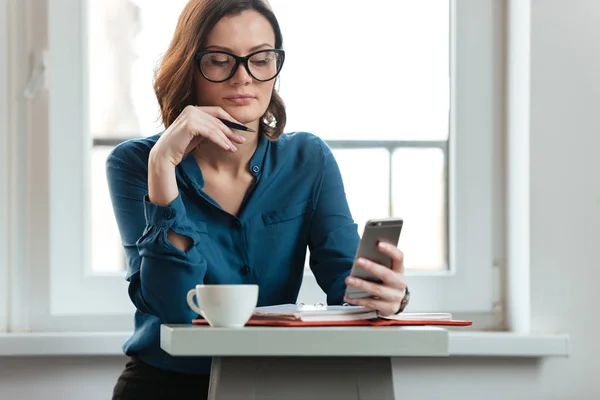 Woman at the cafe table — Stock Photo, Image