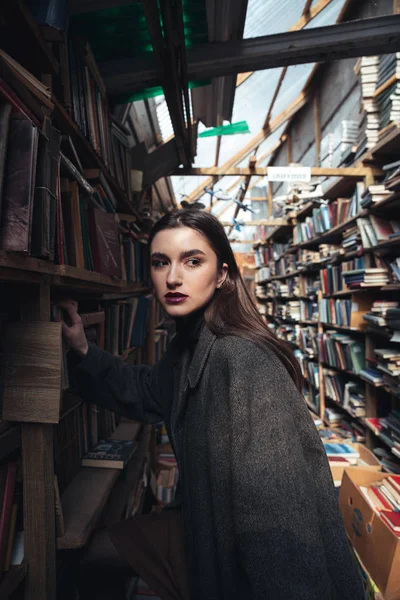 Retrato de uma mulher na moda em casaco grande — Fotografia de Stock