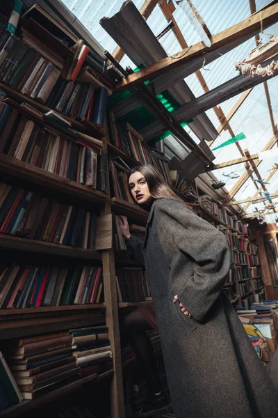 Portrait d'une femme à la mode montant un escalier — Photo