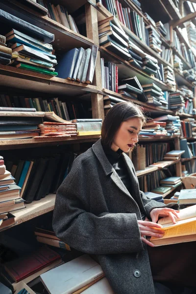 Portrét ženy čtení knihy v staré knihovny — Stock fotografie