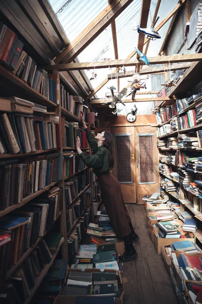 Celovečerní snímek mladé ženy v knihovně — Stock fotografie