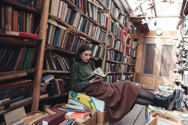 Aufnahme einer jungen Frau beim Lesen eines Buches in voller Länge — Stockfoto