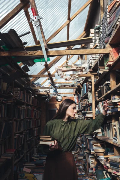 Vertikales Bild von Mädchen in der Bibliothek — Stockfoto