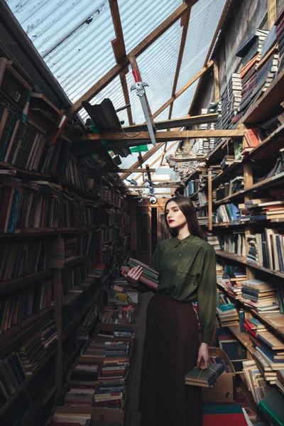 Mädchen steht mit Büchern in Bibliothek — Stockfoto
