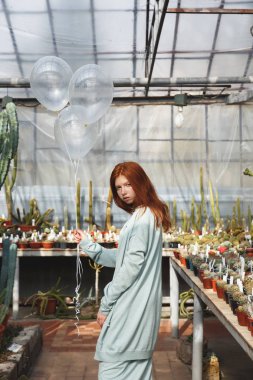 Elbiseli genç bir kızıl saçlı kadın portresi