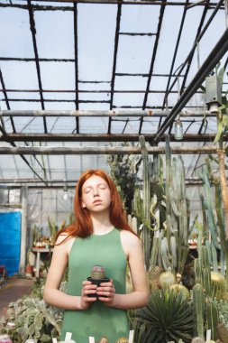 Kızıl saçlı genç bir kadının portresi.