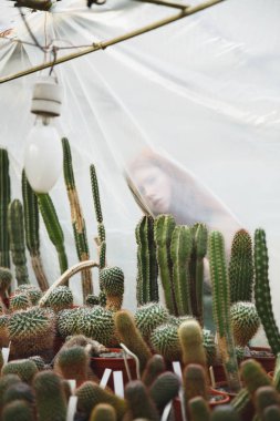 Genç kız görünümlü kamera