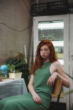 Yeşillik içinde kamera bakan kız