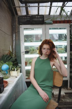 Yeşillik içinde kamera bakan kız