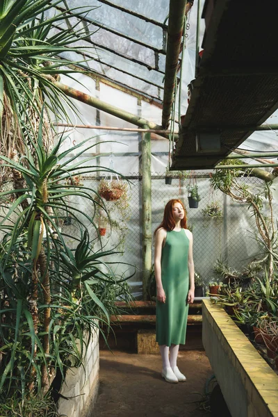 Full-length shot of beautiful girl standing in greenery — Stock Photo, Image