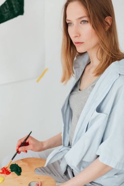 Konsantre genç beyaz Bayan ressam