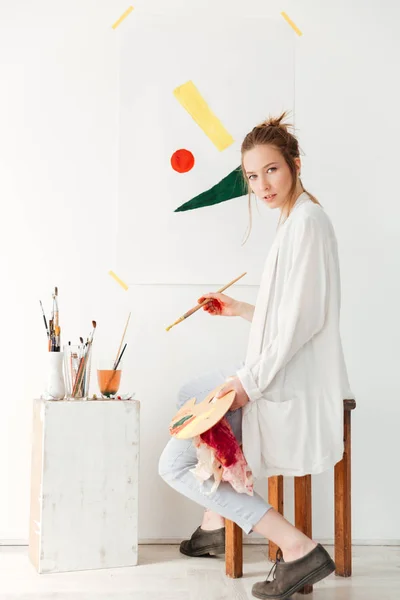 Concentrated young caucasian lady painter — Stock Photo, Image