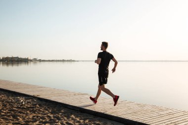 Arkadan Görünüm tam uzunlukta portre sağlıklı bir sporcu çalıştıran