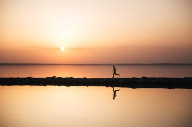 Plajda çalışan yakışıklı genç sporcu