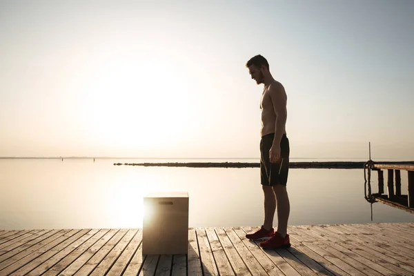 A reggeli a szabadban végzett fiatal fitness ember — Stock Fotó