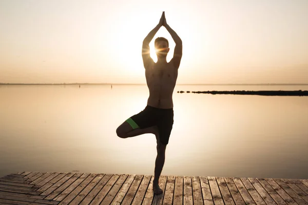 Konzentrierter junger Sportler macht Yoga-Meditationsübungen — Stockfoto