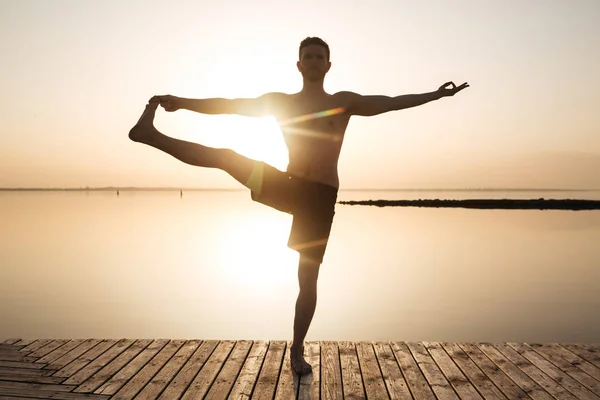 Konzentrierter junger Sportler macht Yoga-Meditationsübungen — Stockfoto