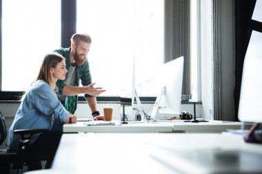 İki genç gülümseyen iş arkadaşları büroda çalışıyorum