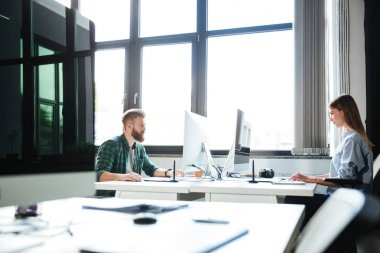 Bilgisayarları kullanan ofiste çalışma arkadaşları