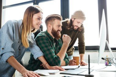 Bilgisayar kullanarak Office mutlu iş arkadaşları