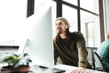 Bilgisayar kullanarak Office yakışıklı delikanlı