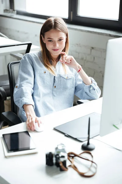 Όμορφη νεαρή γυναίκα εργασία στο γραφείο με υπολογιστή — Φωτογραφία Αρχείου