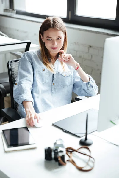 Jolie jeune femme travaille au bureau à l'aide d'un ordinateur — Photo