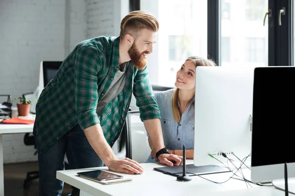 Deux jeunes collègues concentrés travaillent au bureau — Photo