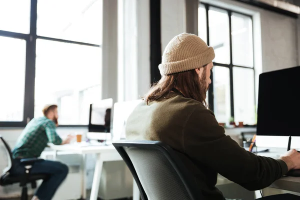 コンピューターを使用して office でハンサムな男を作業します。. — ストック写真