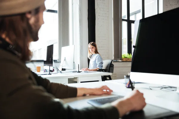 Unga kollegor arbeta i office med datorer — Stockfoto