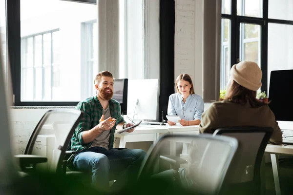 Kollegaer jobber med datamaskiner. Ser til side . – stockfoto