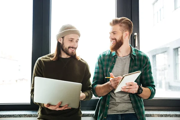 Lyckliga män kollegor i office med bärbar dator — Stockfoto