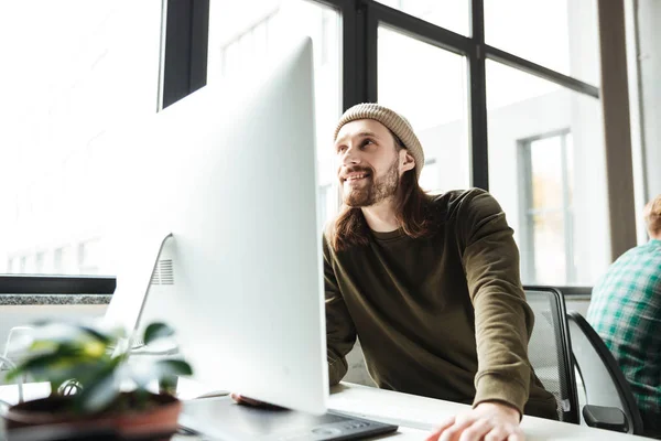 Ung vacker man i office med hjälp av dator — Stockfoto