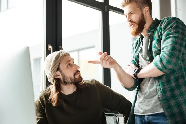 Koncentrerad män kollegor i office med hjälp av dator — Stockfoto