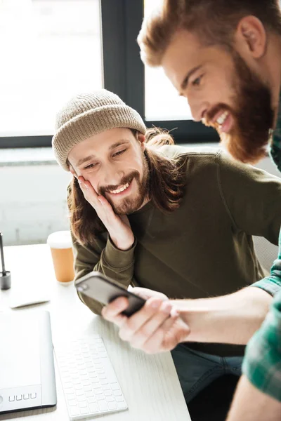 Colegas homens no escritório usando telefone celular — Fotografia de Stock