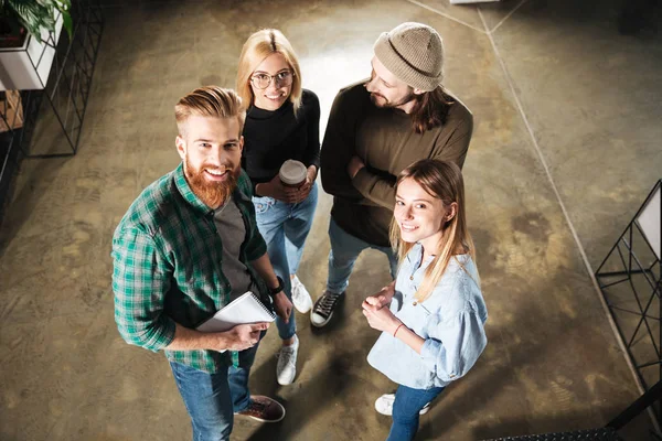 Collèges au bureau discutant entre eux tenant un carnet . — Photo