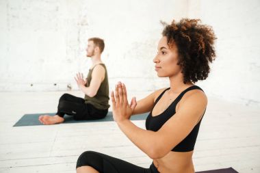 Yoga yaparken genç Afrikalı kadın yan görünüm