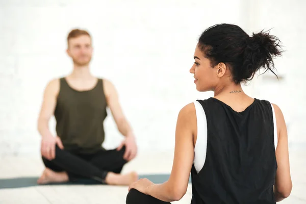 Молода жінка має клас йоги з інструктором-чоловіком — стокове фото