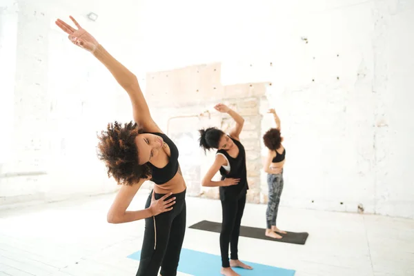Grupa młodych kobiet robi joga ćwiczenia rozciągające — Zdjęcie stockowe